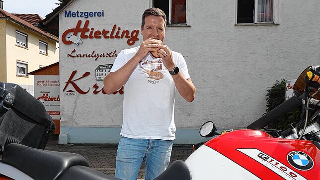Bleibt erlaubt, auch wenn in Querdenker-Kreisen andere Behauptungen kursieren: Jörg Villringer beißt gerne in sein Fleischkäsebrötchen, ...
