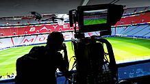 Eine TV-Kamera und ein Fotograf in der München Fußball-Arena: Am Freitag findet hier das Eröffnungsspiel der Fußball-Europameisterschaft ...