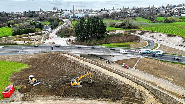 So langsam nimmt sie Formen an: Die neue Brücke an der B31 über der Rengoldshauser Straße in Überlingen ist fertig gebaut und befahrbar. ...