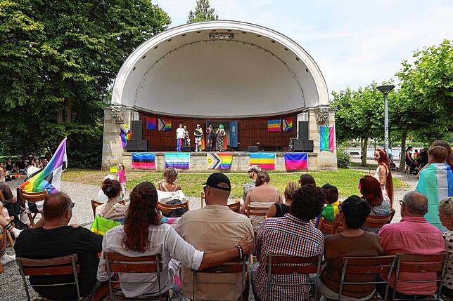 Bild 15: Fotos vom CSD 2025 in Konstanz: Bunte Flaggen, ausgefallene Outfits und klare Statements