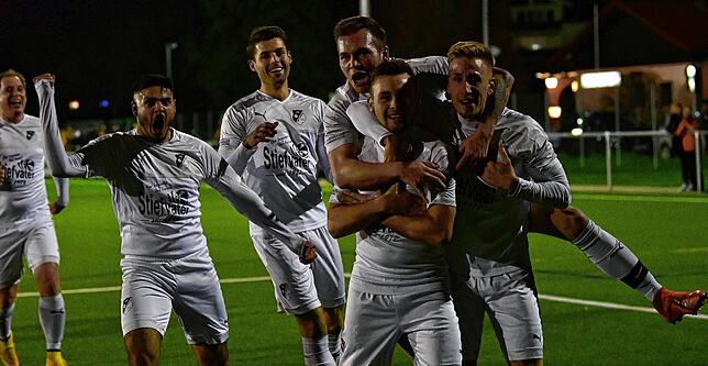 Erinnerungen: So jubelten die Fußballer des Bezirksliga-Spitzenreiters FC Wittlingen nach dem 3:3 im Spitzenspiel beim Verfolger VfB ...