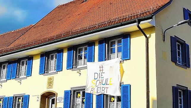 Auch am Gebäude der Tannheimer Ortsverwaltung weist schon ein Protesplakat auf die Diskussion hin.