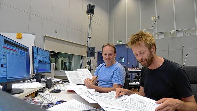 Klangregisseur Michael Acker (links) mit dem österreichischen Komponisten Johannes Maria Staud im Freiburger Experimentalstudio.