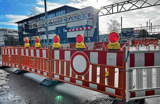 Die Brigachbrücke in der Peterzeller Straße am 9. Januar. Seit fast einem Monat ist sie dauerhaft gesperrt.