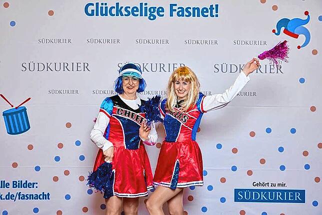 Bild 12: Bilder der SWR-Fasnacht: Narren glänzen vor der SÜDKURIER-VIP-Wand im Konzil