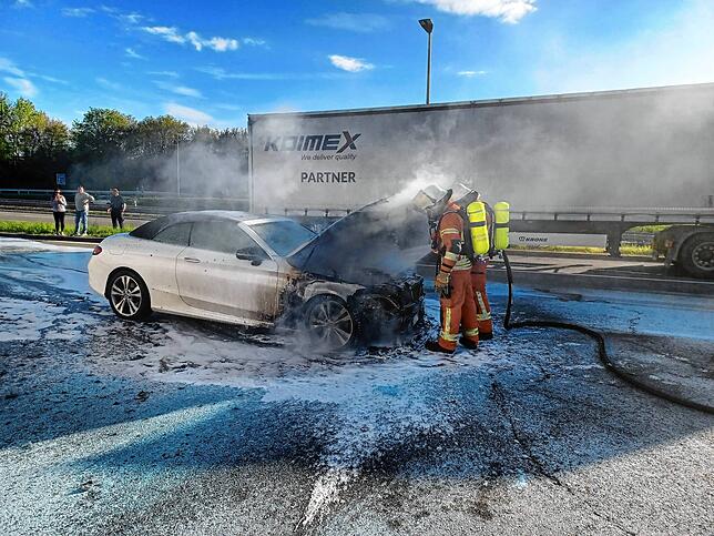 Am Samstagabend vor Ostern konnten sich die Insassen eines Mercedes gerade noch auf die Rastanlage Hegau Ost retten, bevor ihr Mercedes ...