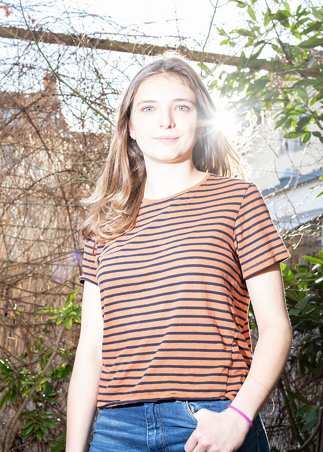 Antonia im Garten ihrer Eltern. Hier spannt sie aus, Politik wird am Küchentisch gemacht.