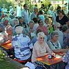 Viele Besucher haben sich beim gestrigen Pfarrfest unter dem Sonnendach vor der Mittleren Kaplanei eingestellt und genossen trotz der ...