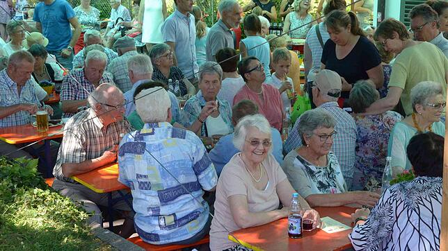 Viele Besucher haben sich beim gestrigen Pfarrfest unter dem Sonnendach vor der Mittleren Kaplanei eingestellt und genossen trotz der ...