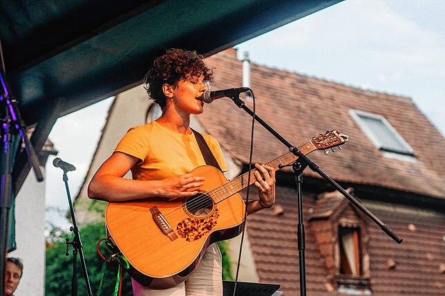 Singer-Songwriterin Eva Sauter begleitet die Poetry Slammer am Freitagabend musikalisch.
