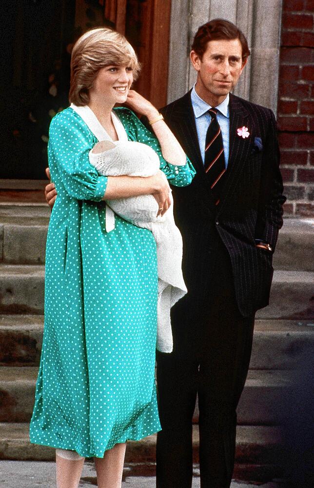 Am 21. Juni 1982 wird der erste gemeinsame Sohn Prinz William geboren. Am Tag danach verlässt Prinzessin Diana mit ihrem Erstgeborenen ...