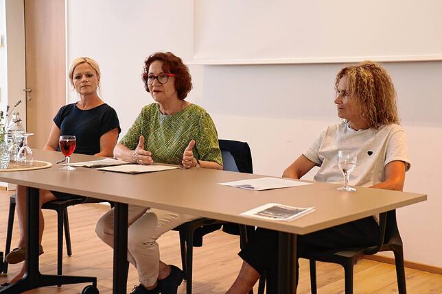 Im Fachgespräch mit Rechtsanwältin Isabelle Büren-Brauch, der Landtagsabgeordneten Dorothea Wehinger und Pflegedirektorin Claudia Keller ...