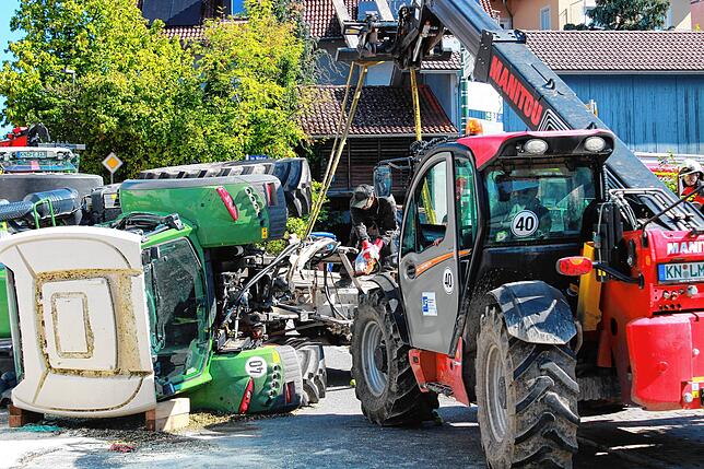 Bild 7: Wahlwies: Bilder - Bergung des umgekippten Traktors in der Adler-Kurve!
