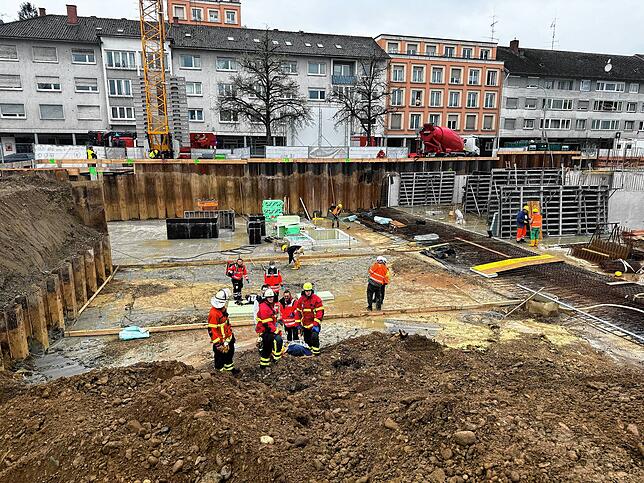 Eine Person ist am vergangenen Mittwoch in eine Baugrube auf einer Großbaustelle an der Hauptstraße abgestürzt.