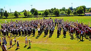 Ein eindrucksvolles Abschlussbild erschaffen die über 500 Musiker des Gesamtchores mit dem Musikantengruß.