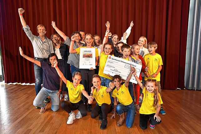 Ganz in Gelb feiern Vertreter der Warenbergschule Villingen ihr Preisgeld von 500 Euro für eine Pop-up-Bibliothek.