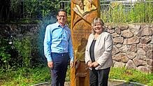 Bürgermeister Heiko Wehrle und die Grünen-Landtagsabgeordnete Martina Braun tauschen sich über aktuelle Themen in Vöhrenbach aus.  Foto: ...
