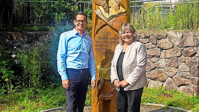 Bürgermeister Heiko Wehrle und die Grünen-Landtagsabgeordnete Martina Braun tauschen sich über aktuelle Themen in Vöhrenbach aus.  Foto: ...
