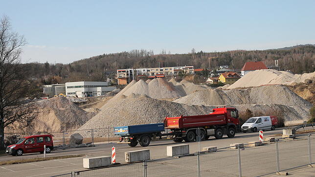 Einer Hügellandschaft gleicht inzwischen das Areal der ehemaligen Papierfabrik in Albbruck. Vorn die B 34, im Hintergrund das neue ...
