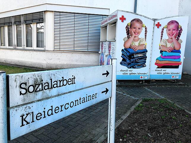 In den Altkleider-Containern des Deutschen Roten Kreuzes landen immer wieder Dinge, die da nicht hinein gehören.