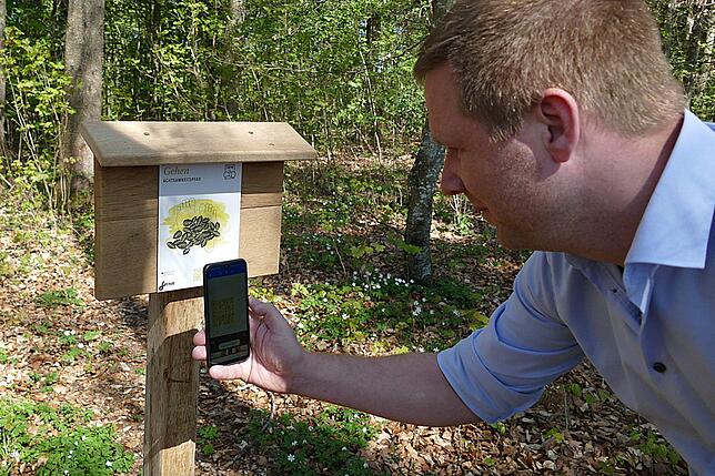 Bürgemeister Stephan Frickinger zeigt, wie es geht: der Audio-Guide wird per QR-Code aufgerufen.