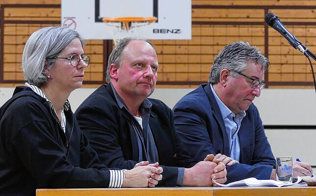 Als interessierte Beobachter und Protokollanten fungierten Bürgermeisterstellvertreterin Sandra Rupp (von links), Wahlausschussleiter ...