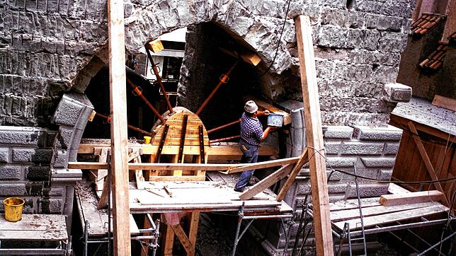 In mühevoller Eigenarbeit sanierten die Blätzlebuebe das alte Schnetztor und machten es zu ihrer Zunftstube, die 1976 eingeweiht wurde. ...