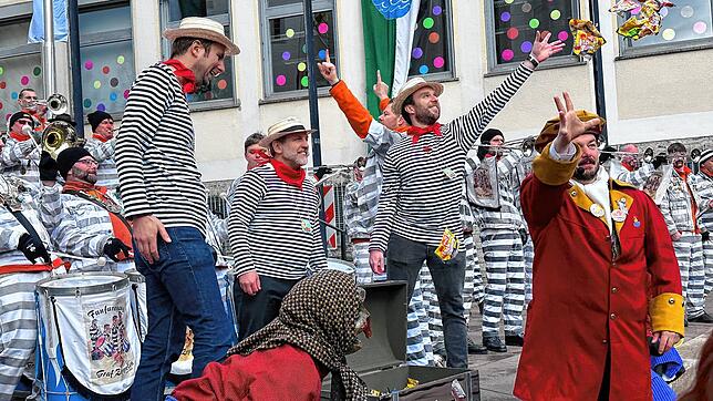OB Simon Blümcke (Mitte) und die Bürgermeister Andreas Hein (links) und Fabian Müller müssen die Stadtkasse aufgeben. Für die Kinder ...