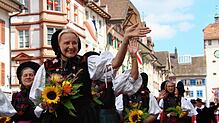 Auf der Waldshuter Chilbi 2025 wird gefeiert. Hier Festumzug durch die Kaiserstraße am Sonntag.