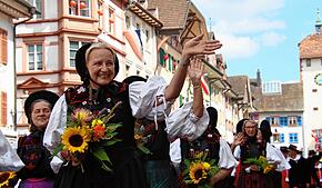 Auf der Waldshuter Chilbi 2025 wird gefeiert. Hier Festumzug durch die Kaiserstraße am Sonntag.