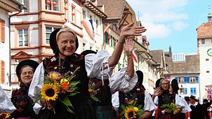 Auf der Waldshuter Chilbi 2025 wird gefeiert. Hier Festumzug durch die Kaiserstraße am Sonntag.