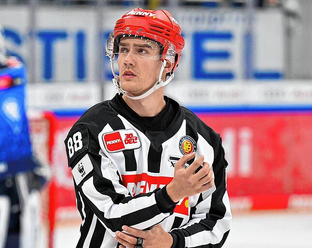 Tim Heffner, hier in der DEL im Jahr 2023 als Linesman im Einsatz, will Hauptschiedsrichter in der DEL werden.