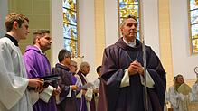 In der Bonifatiuskirche zelebrierte Georg Gänswein zunächst einen Gottesdienst. Danach folgten protokollarische Ehren wie der Eintrag ...