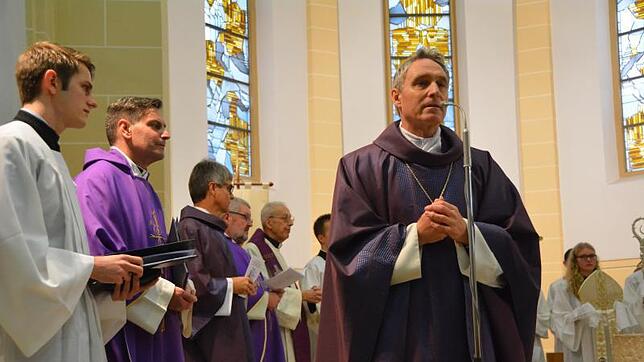 In der Bonifatiuskirche zelebrierte Georg Gänswein zunächst einen Gottesdienst. Danach folgten protokollarische Ehren wie der Eintrag ...