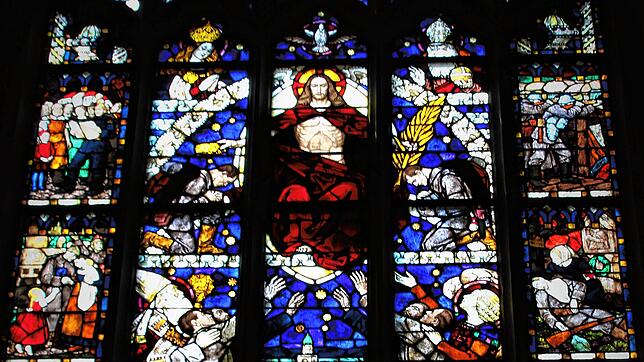 Das Fenster von Albert Figel ist Teil des Gedenkens an die Gefallenen des Ersten Weltkrieges. Der Künstler gestaltete viele Figuren nach ...