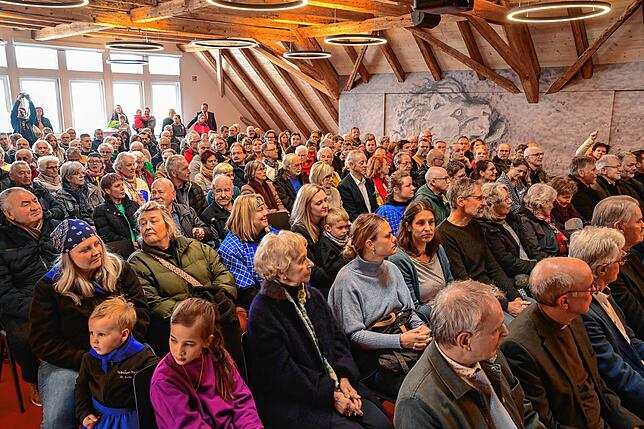 Nicht nur bei der Eröffnung wird es voll. Über den Tag verteilt nehmen mehrere hundert Menschen das Angebot wahr, einen Blick in das ...