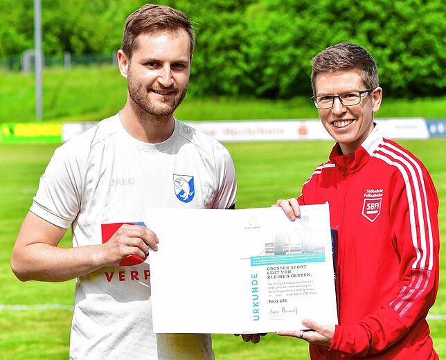Ehrung im Klettgau: Um Felix Uhl vom FC Erzingen im Mai 2024 eine Fairplay-Auszeichnung zu überreichen, war Bezirksvorsitzende Katharina ...