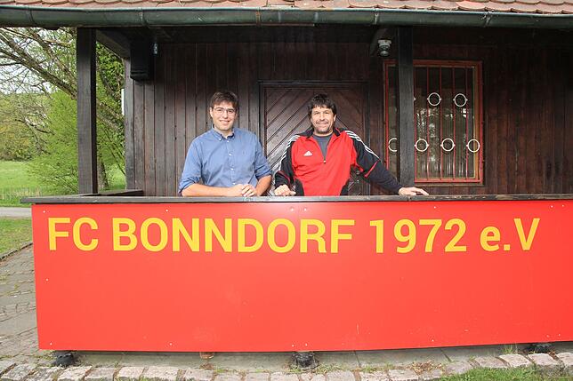 Daniel Geng (Vorsitzender des FC Bonndorf seit 2008, links) und Alexander Waibel (Vorsitzender von 2000 bis 2008) freuen sich auf die ...
