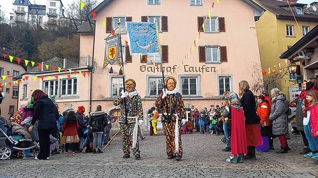 Jetzt geht es über die Laufenbrücke.