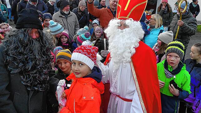 Nikolaus und Knecht Ruprecht mit ihren Gaben sind beim 17. Bermatinger Christkindlesmarkt der Höhepunkt für die Kinder.