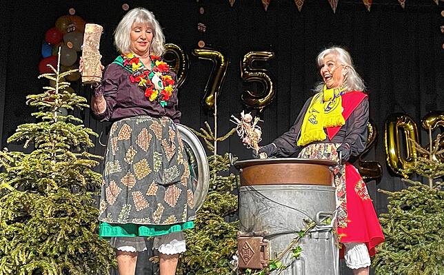 „Er brennt“: Susan Gerhardt (links) und Bettina Lotter heizten den Kessel erfolgreich an.
