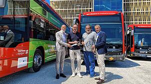 Schlüsselübergabe für die 15 neuen Elektro-Gelenkbusse (von links): Stadtwerke-Geschäftsführer Norbert Reuter, Oberbürgermeister Uli ...