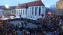 Mit einem ersten Umzug sowie dem Narrenbaumstellen auf dem Adenauerplatz begann am Freitagabend das ANR-Ringtreffen in Friedrichshafen.