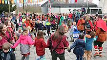 Ausgelassene Stimmung herrschte bei den Kindern, nachdem sie aus der Schule befreit waren und das Rathaus gestürmt wurde.