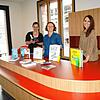 Büchereileiterin Anja Steppacher (Mitte)und ihre Mitarbeiterinnen Özden Livgökmen (rechts) und Susann Regenscheit freuen sich auf die ...