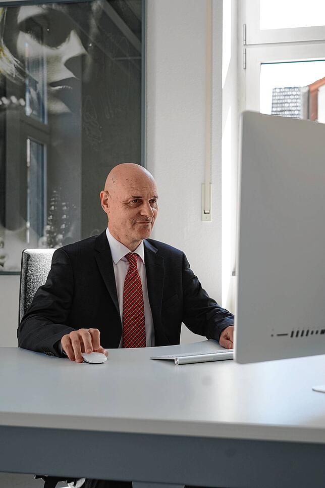 Professor Peter Kremsner in seinem Büro im Tropeninstitut an der Uniklinik Tübingen.
