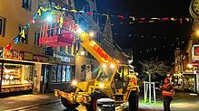 Fähnchen aufhängen in der Stockacher Hauptstraße im Januar 2022
