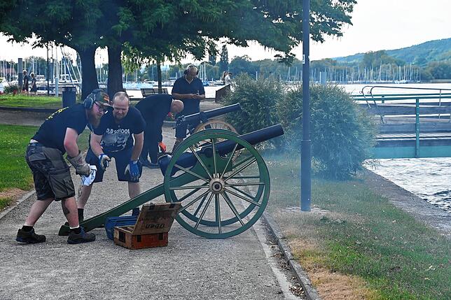 Kanonenschüsse zu Beginn des Abends.