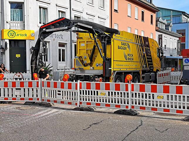 Die Kreuzung Scheffelstraße, Hauensteinstraße, Schützenstraße ist nur teilweise befahrbar, wegen der Arbeiten an den Leitungen.