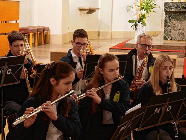 Der Musikverein Obersäckingen unter Leitung von Gabriele Behringer setzte das abwechslungsreiche Programm in der Kirche St. Martin fort.